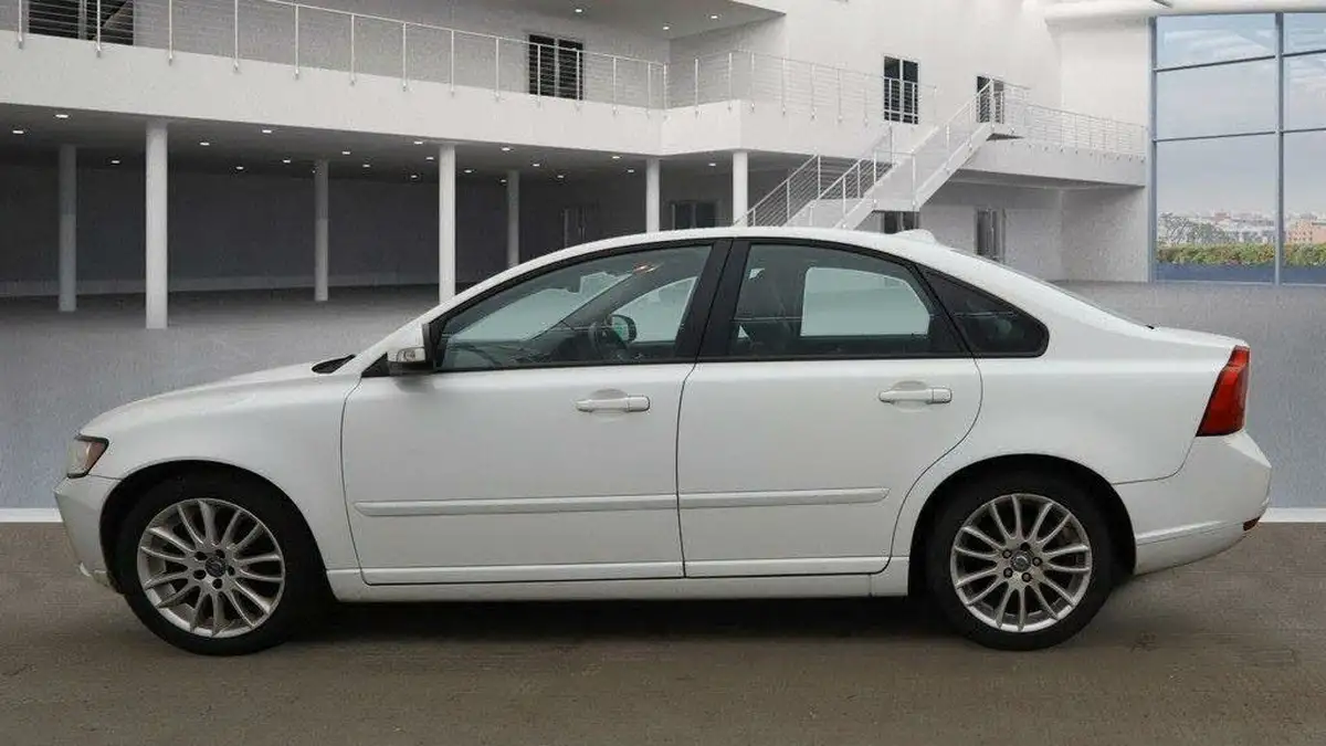 2011-volvo-s40-16td-drive-se-lux-115bhp-big-3