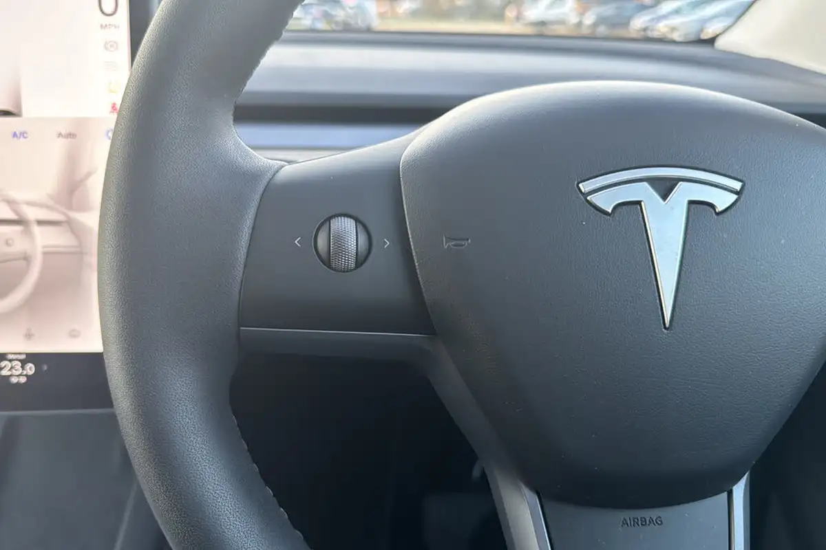 2022-tesla-model-y-e-long-range-big-16