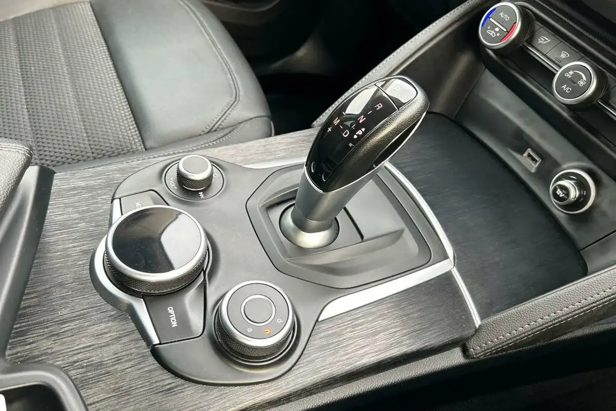 2020-alfa-romeo-stelvio-20-nero-edizione-big-11