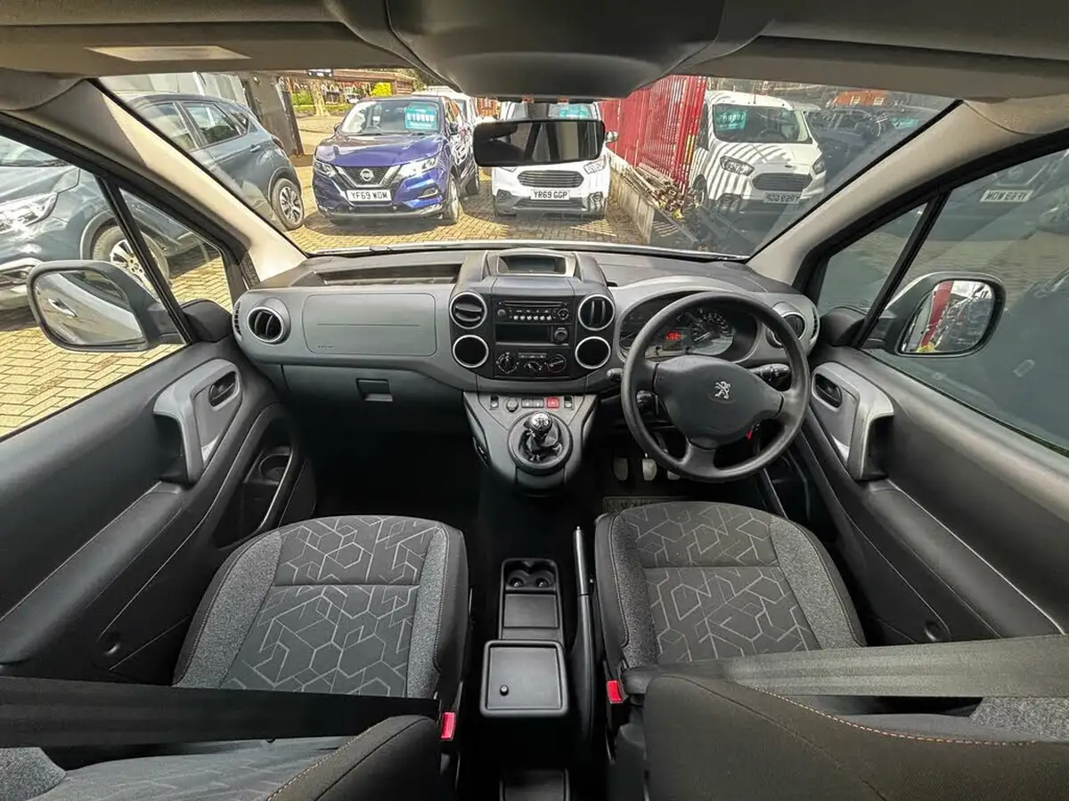 2019-peugeot-partner-big-23