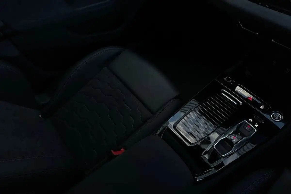 2025-audi-a6-e-tron-e-launch-edition-big-47