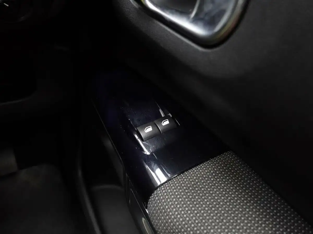 2015-citroen-c4-cactus-16bluehdi-feel-big-26