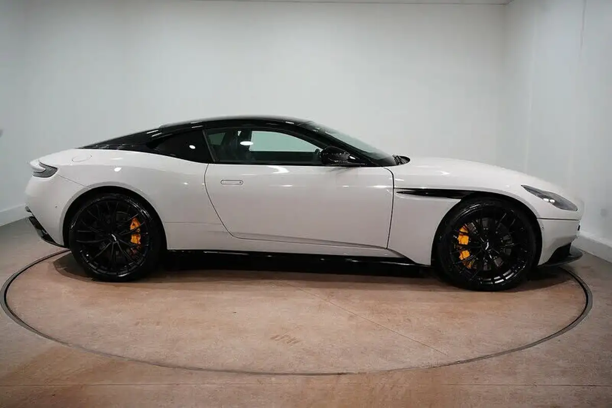 2022-aston-martin-db11-40-v8-527bhp-big-4