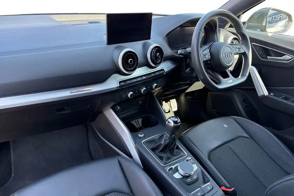 2022-audi-q2-10-30-tfsi-black-edition-big-14