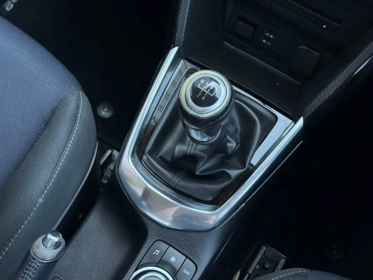 2015-mazda-mazda2-15-se-l-nav-big-24