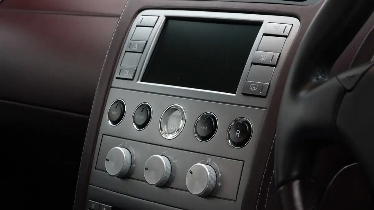 2007-aston-martin-vanquish-59-big-16