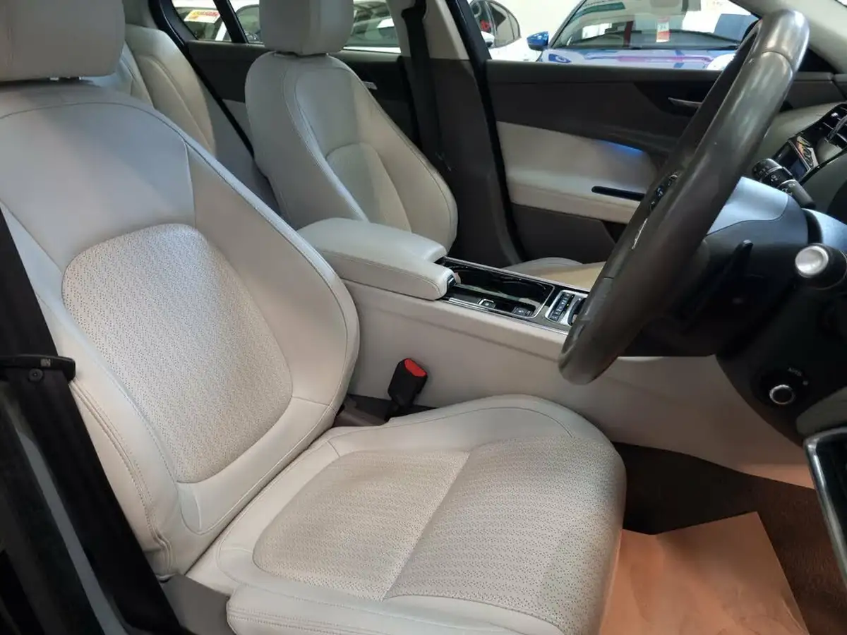 2015-jaguar-xe-20td-portfolio-180ps-auto-big-9
