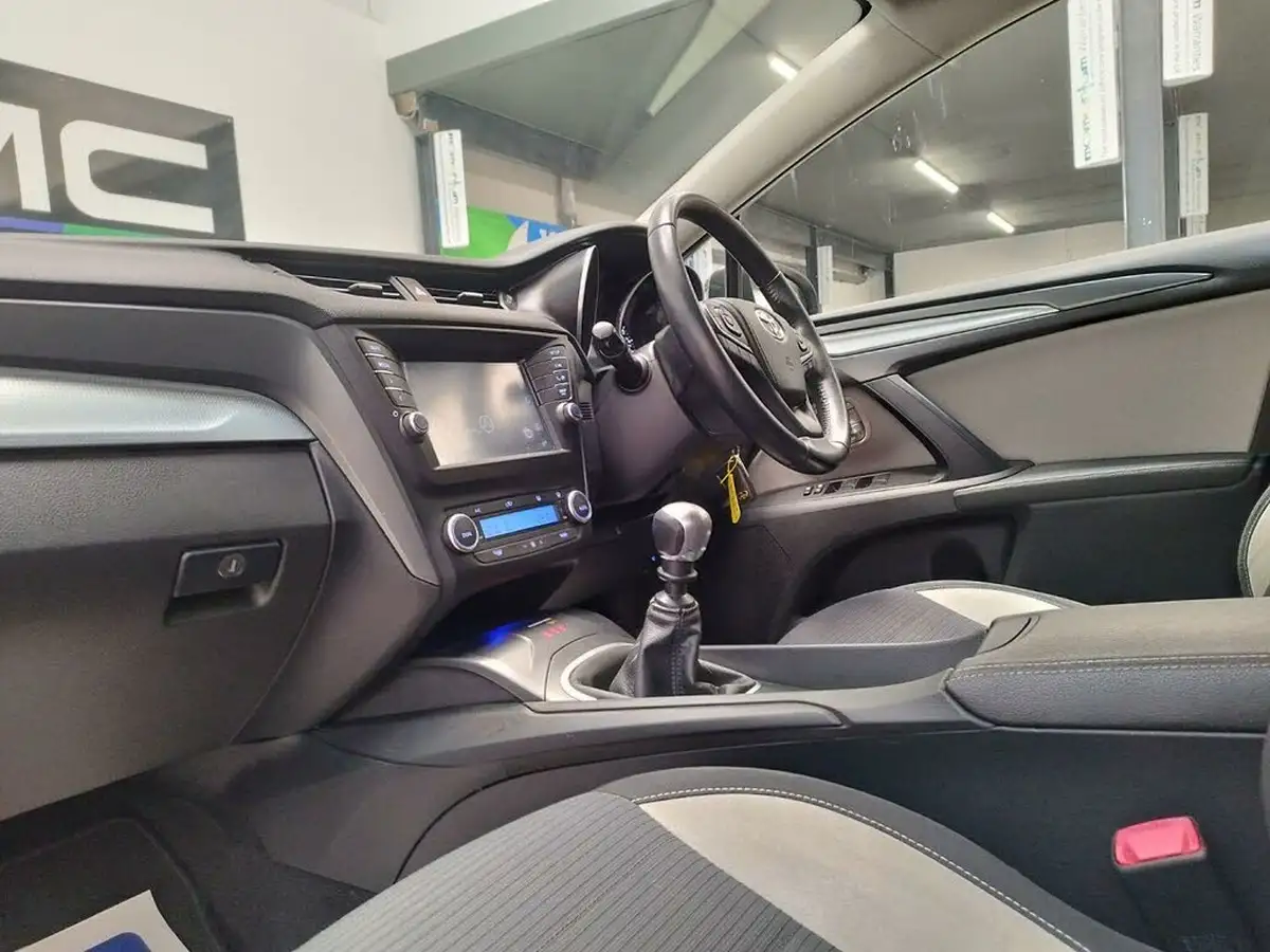 2015-toyota-avensis-16d-4d-business-edition-touring-sports-5d-big-30