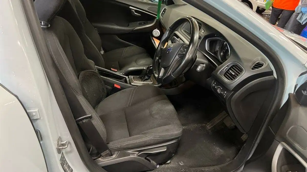 2013-volvo-v40-16td-d2-es-ss-powershift-big-3