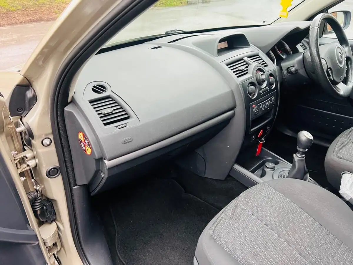 2008-renault-megane-19td-dynamique-s-non-estate-5d-big-56