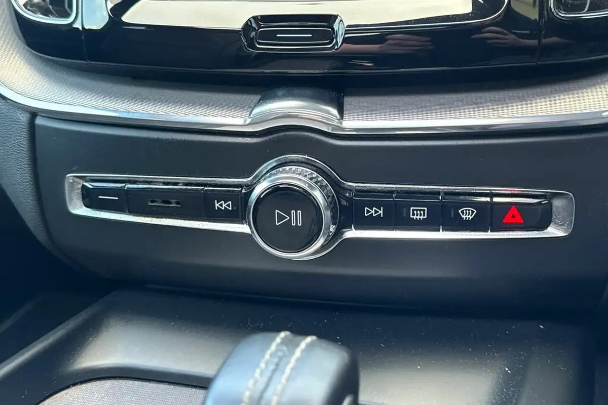 2021-volvo-xc60-20-b5-r-design-pro-awd-big-13