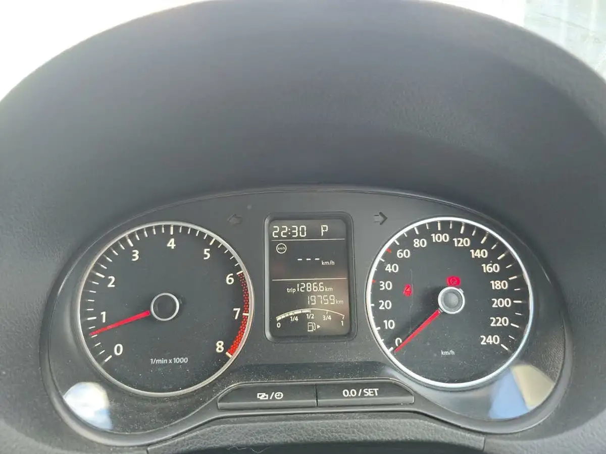 2014-volkswagen-polo-big-43
