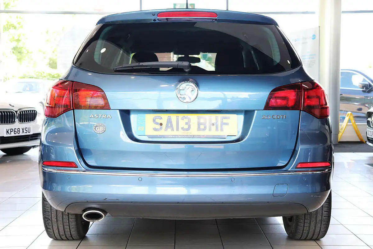 2013-vauxhall-astra-20td-sri-ss-estate-big-6
