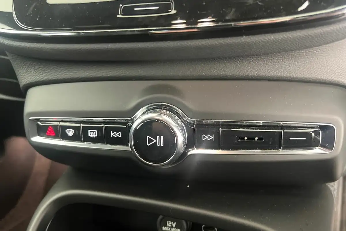 2023-volvo-xc40-e-recharge-core-235bhp-big-13