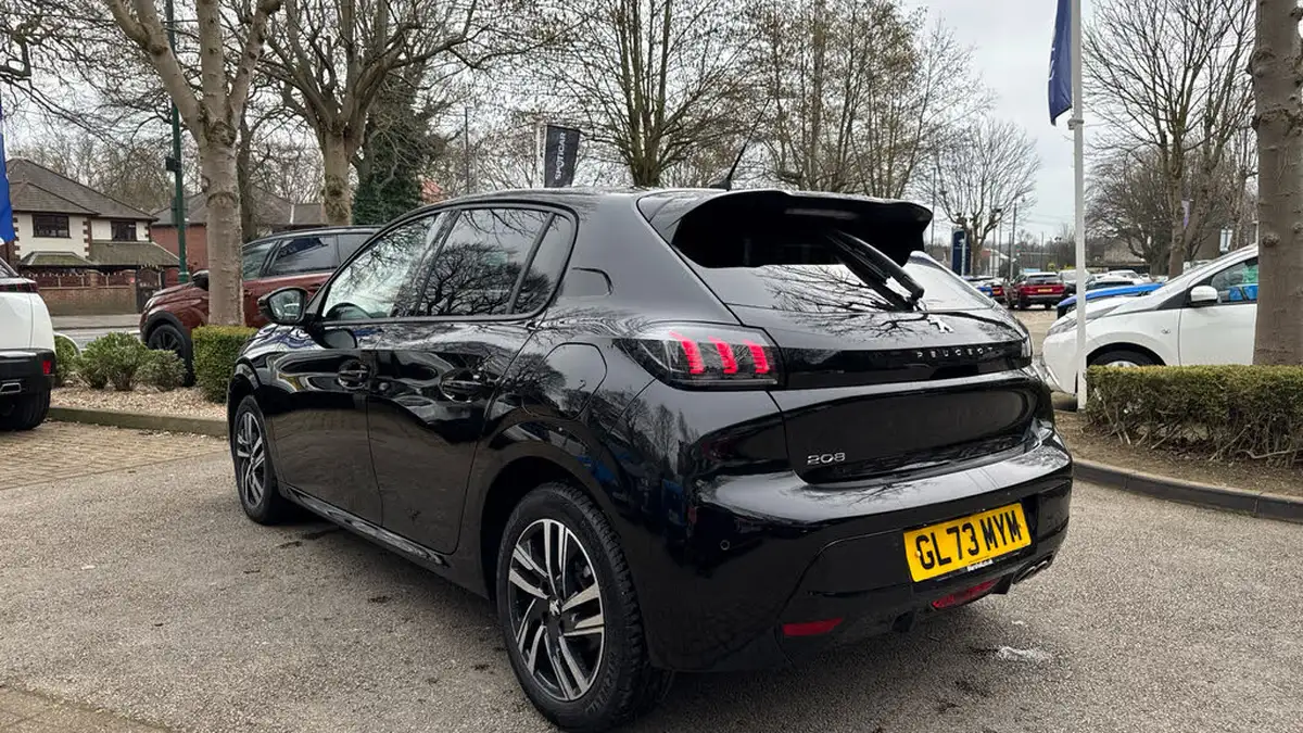 2023-peugeot-208-12-puretech-allure-premium-130ps-eat8-big-4