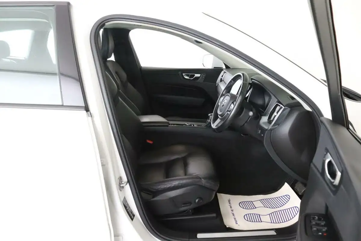 2020-volvo-xc60-20td-d4-momentum-big-16