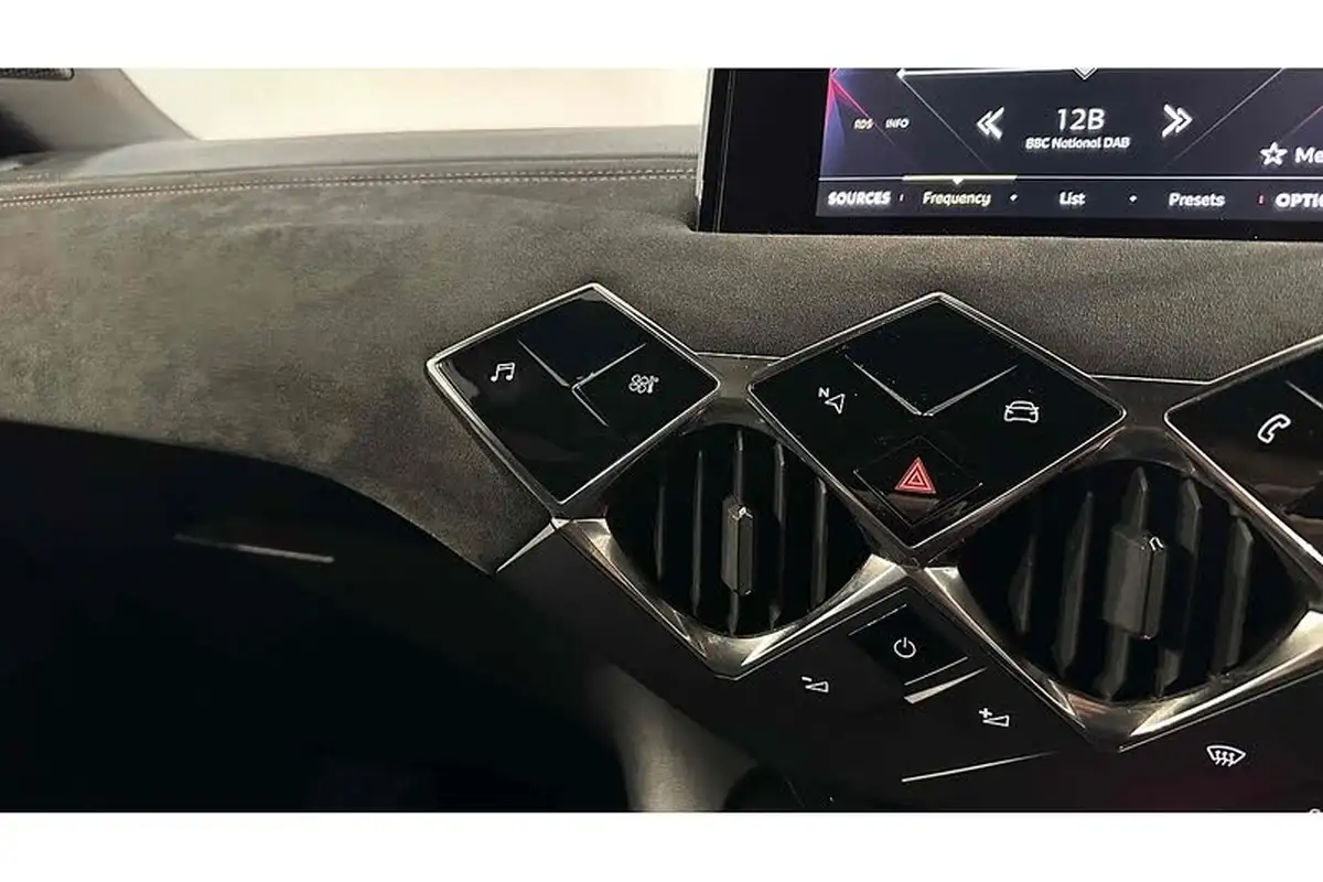 2022-ds-ds-3-crossback-12-puretech-performance-line-130ps-eat8-big-35
