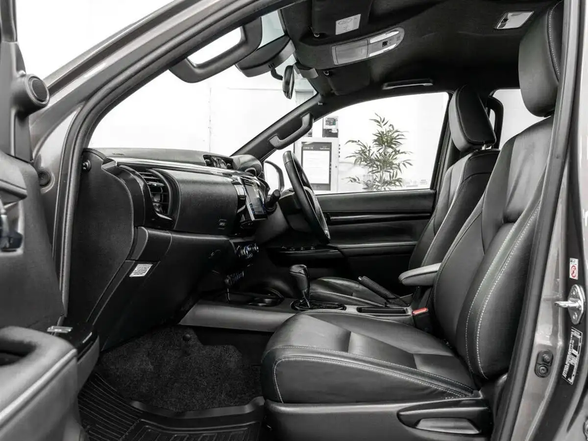 2018-toyota-hi-lux-24d-4d-invincible-at35-32t-auto-big-21
