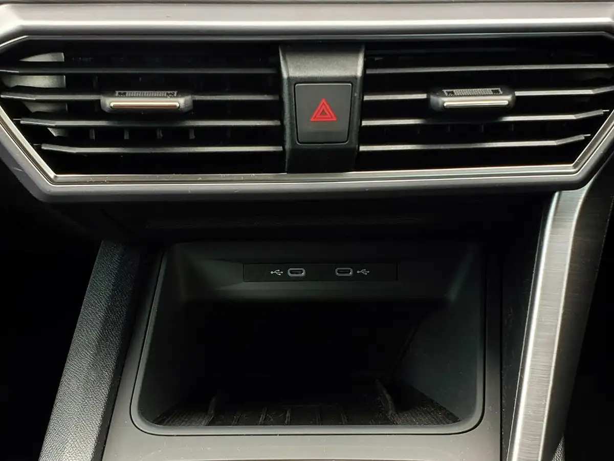 2024-seat-leon-14-e-hybrid-fr-hatchback-big-17