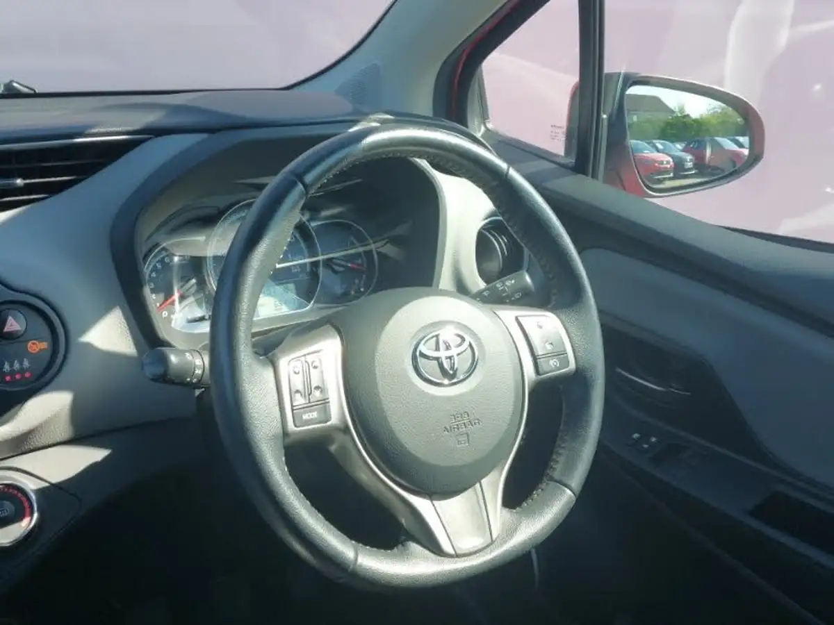 2016-toyota-yaris-133-icon-vvt-i-5d-big-9