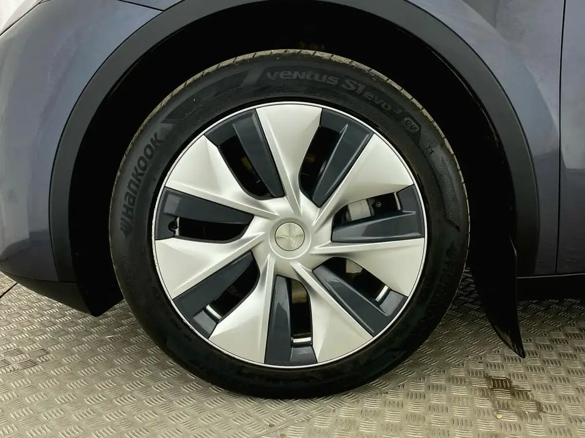 2022-tesla-model-y-e-long-range-big-10