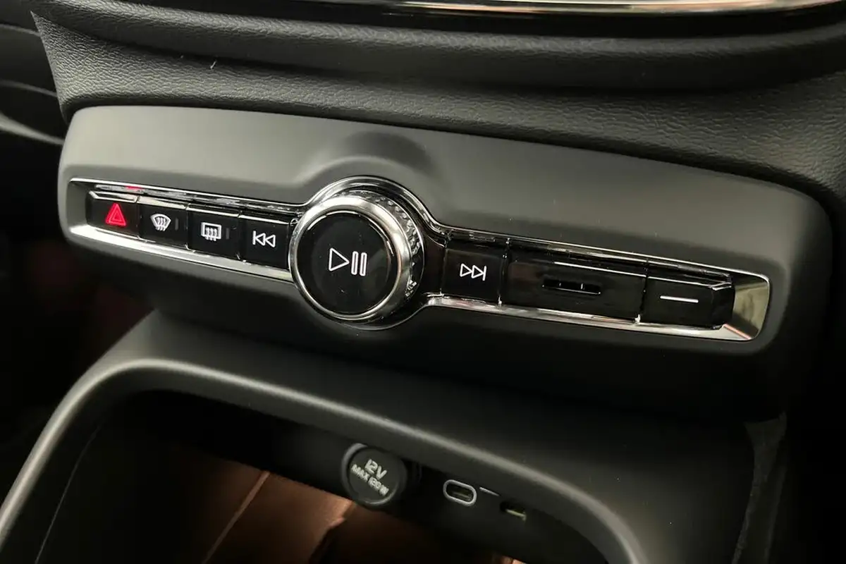 2024-volvo-xc40-20-b3-plus-big-13