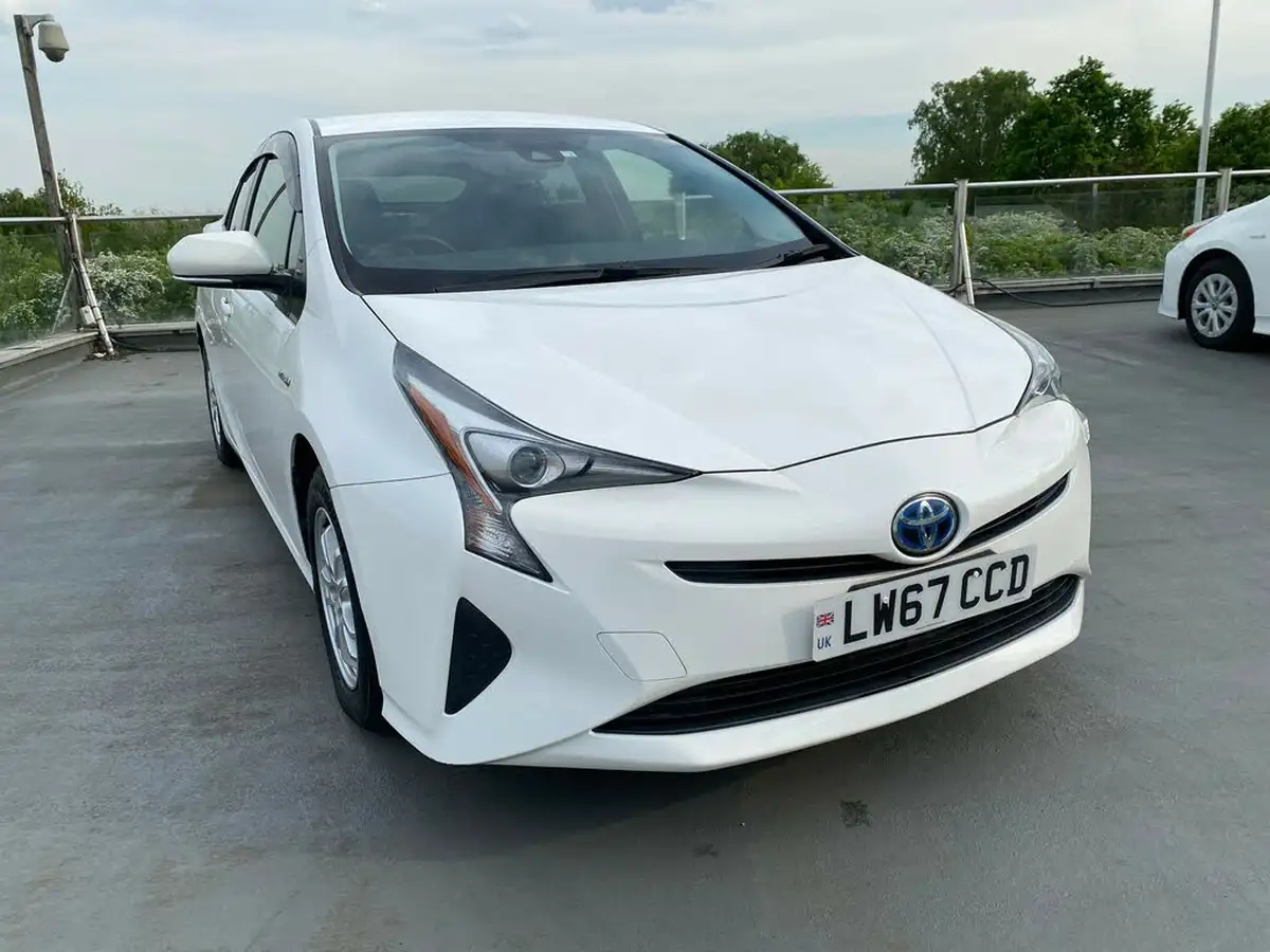 2018-toyota-prius-hybrid-big-2
