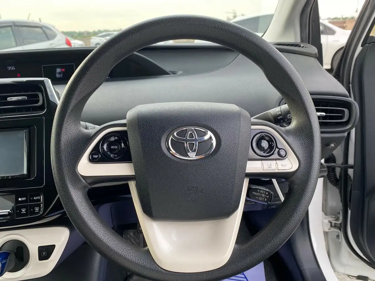 2018-toyota-prius-hybrid-big-26