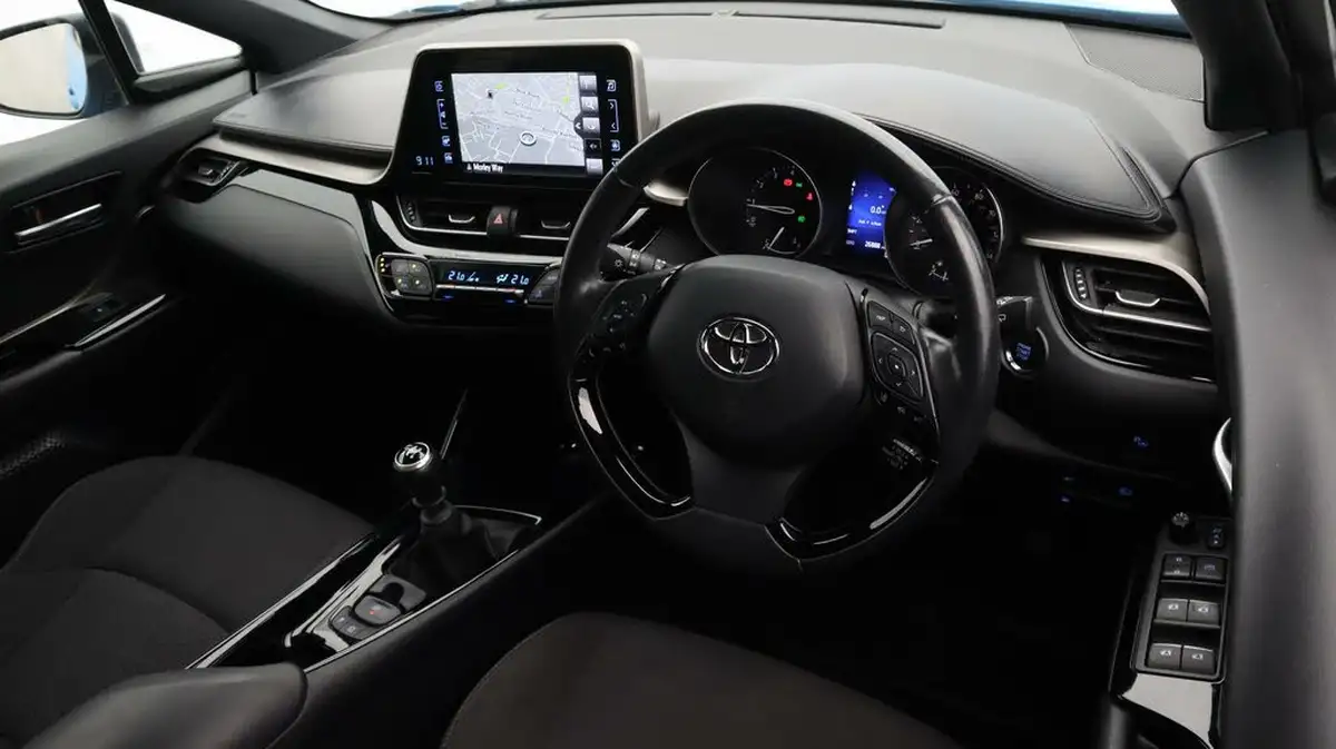 2018-toyota-c-hr-12-dynamic-big-9
