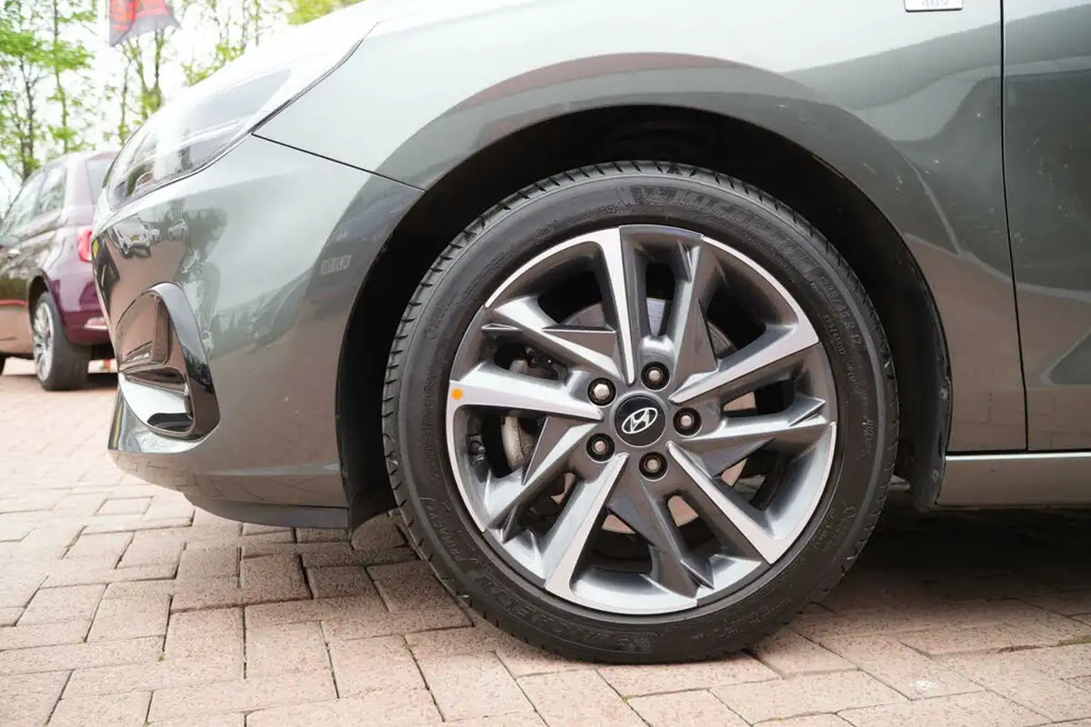 2023-hyundai-i30-10-t-gdi-premium-hatchback-big-35
