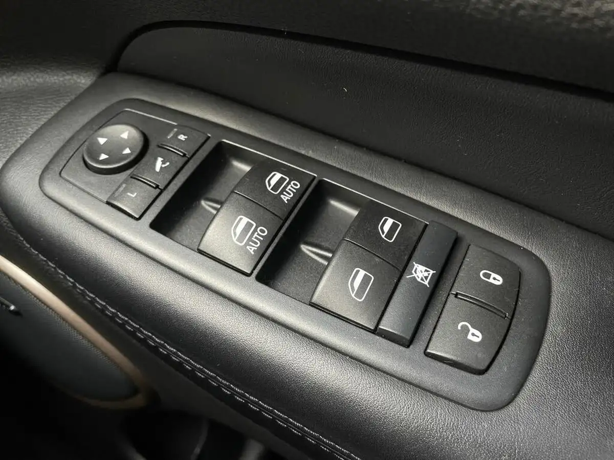 2017-jeep-grand-cherokee-30crd-summit-big-19