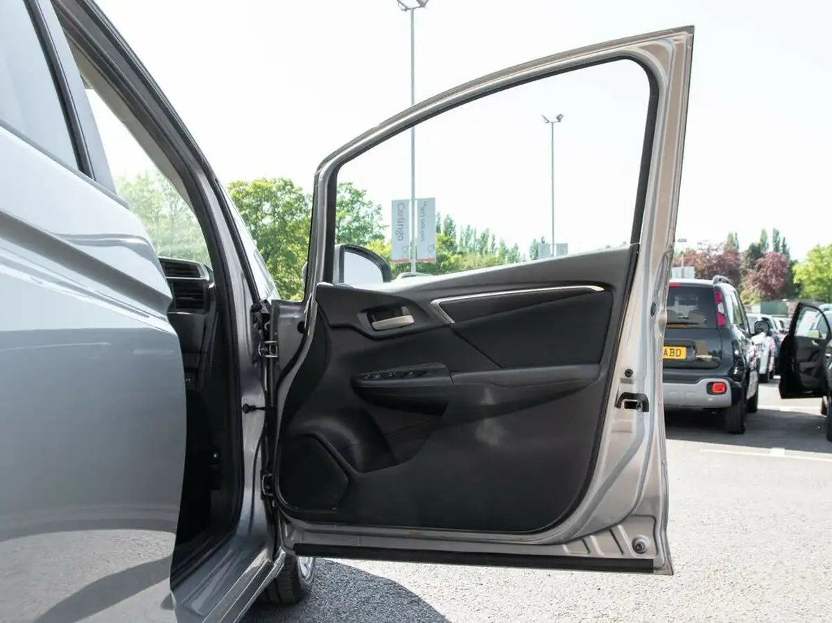 2018-honda-jazz-13-i-vtec-se-navi-cvt-big-13
