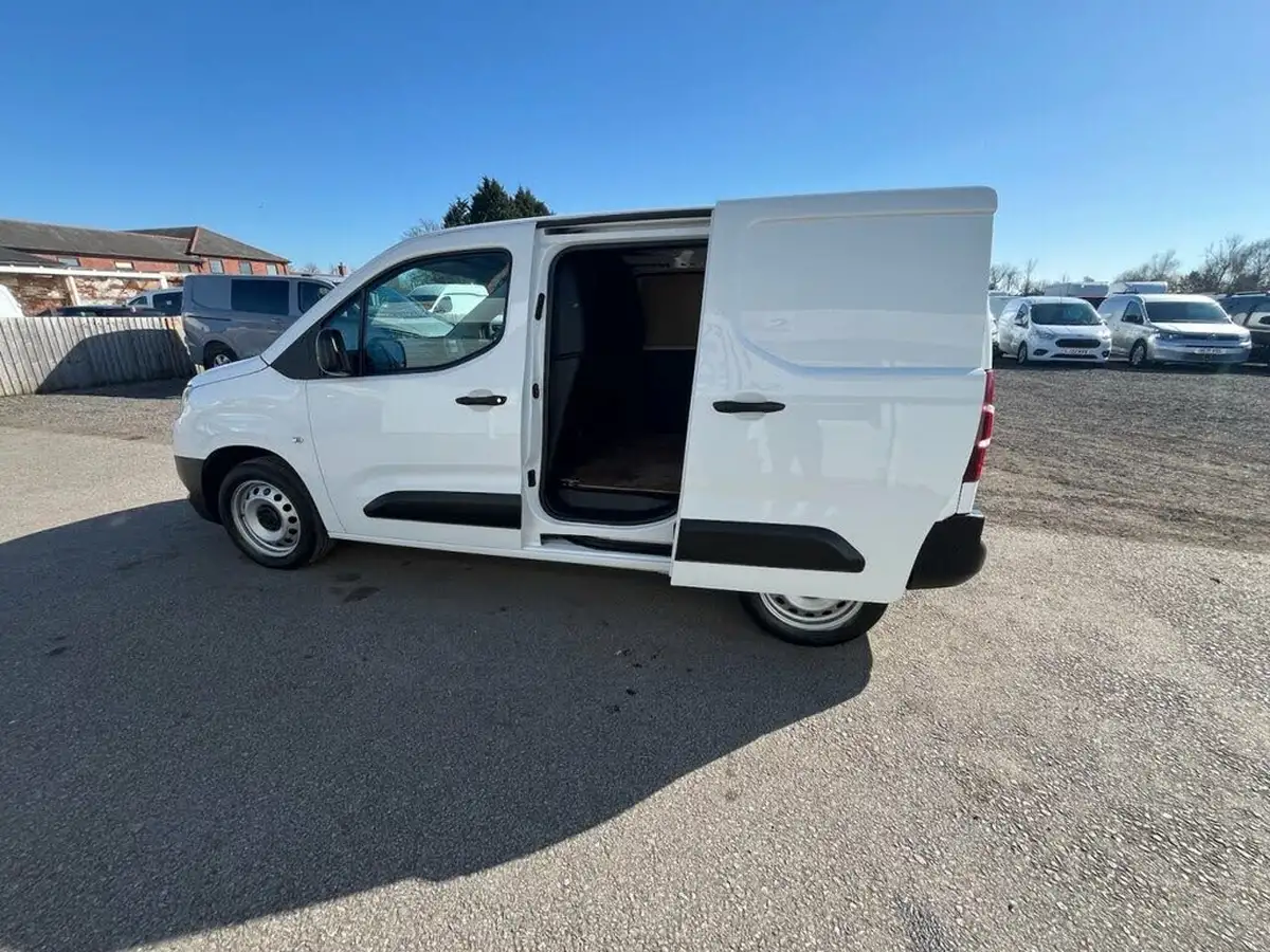2022-toyota-proace-city-15d-active-big-38