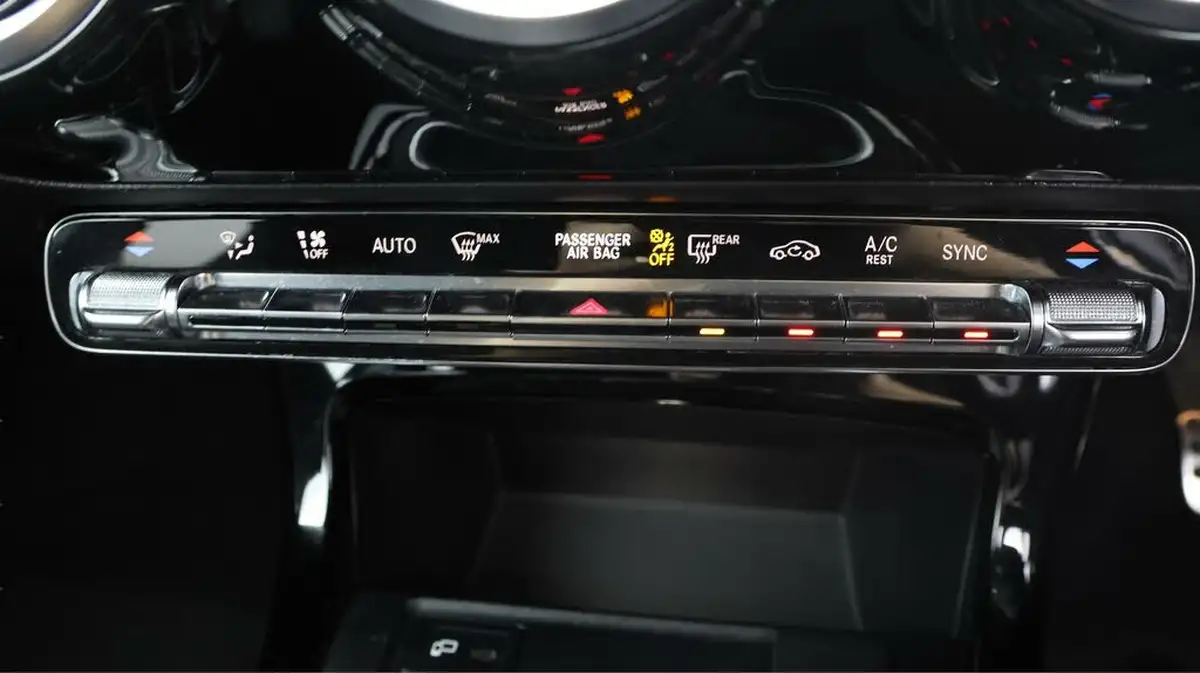 2019-mercedes-benz-a-class-13-a200-amg-line-hatchback-5d-big-11