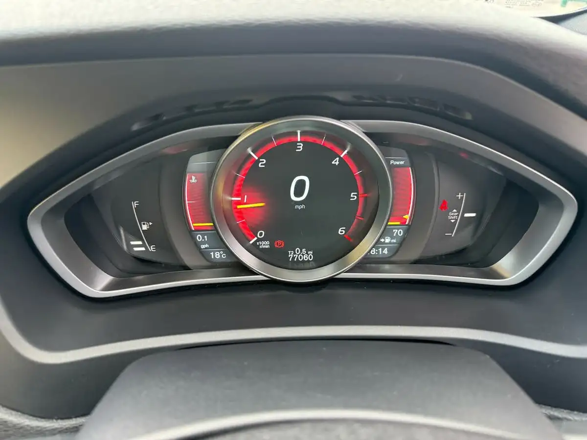 2015-volvo-v40-20td-d2-r-design-lux-nav-big-25