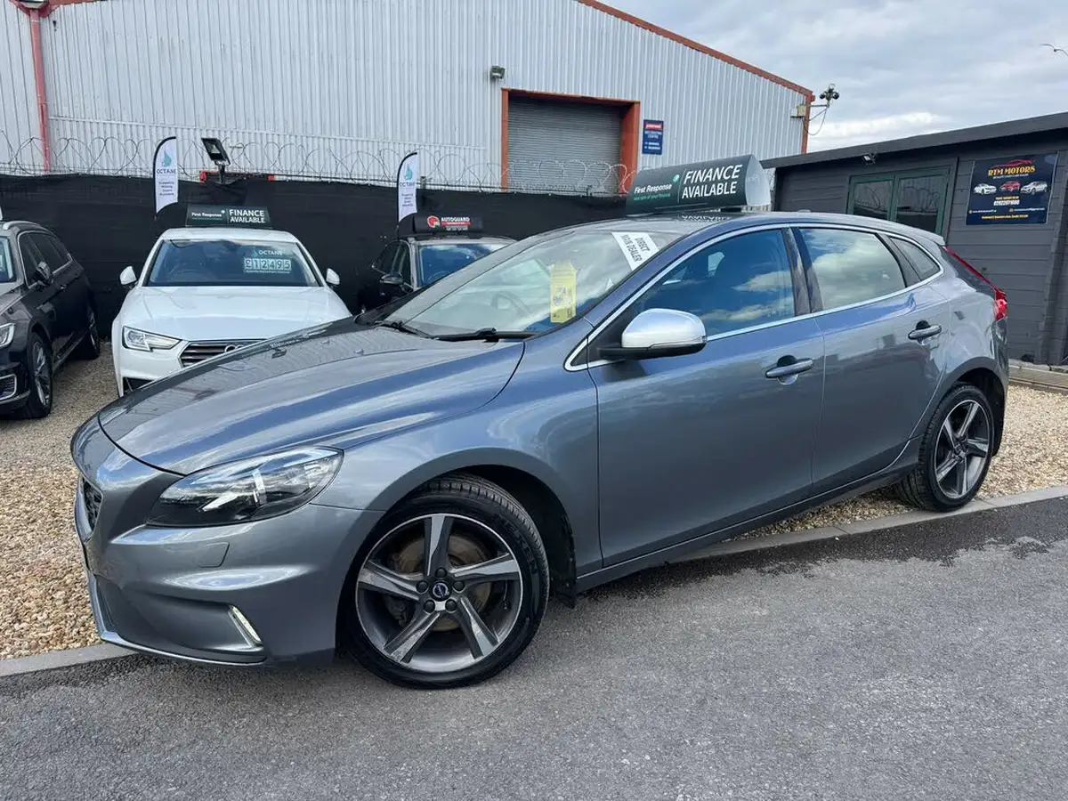2015-volvo-v40-20td-d2-r-design-lux-nav-big-2