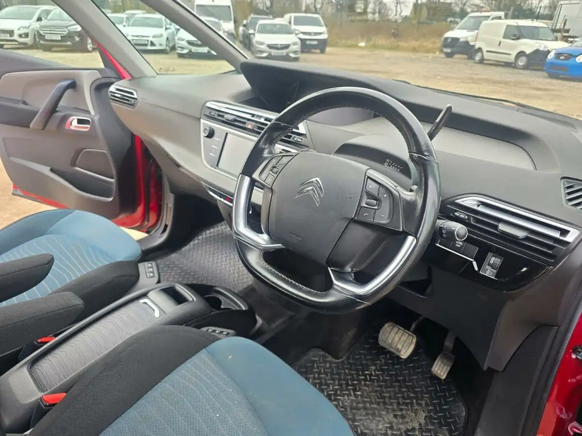 2016-citroen-grand-c4-picasso-16bluehdi-feel-eat6-big-17