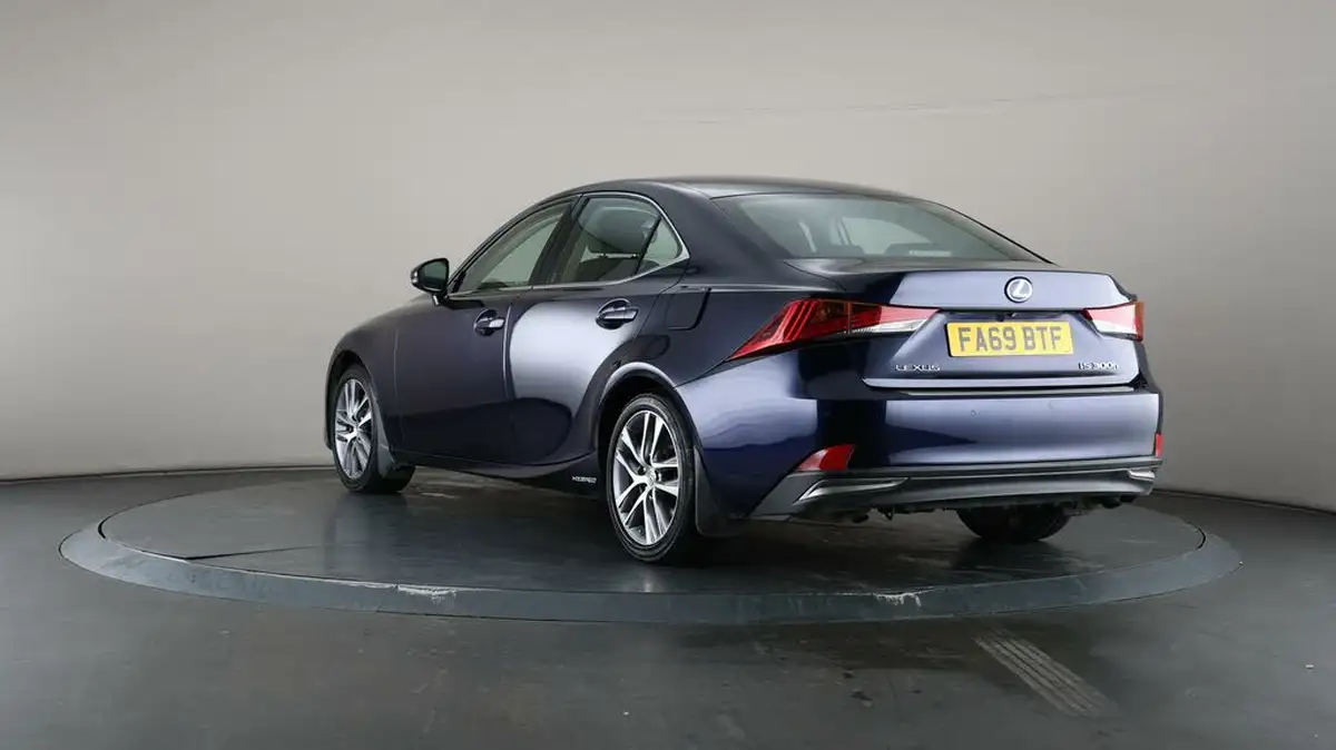 2019-lexus-is-300h-25-is-big-58