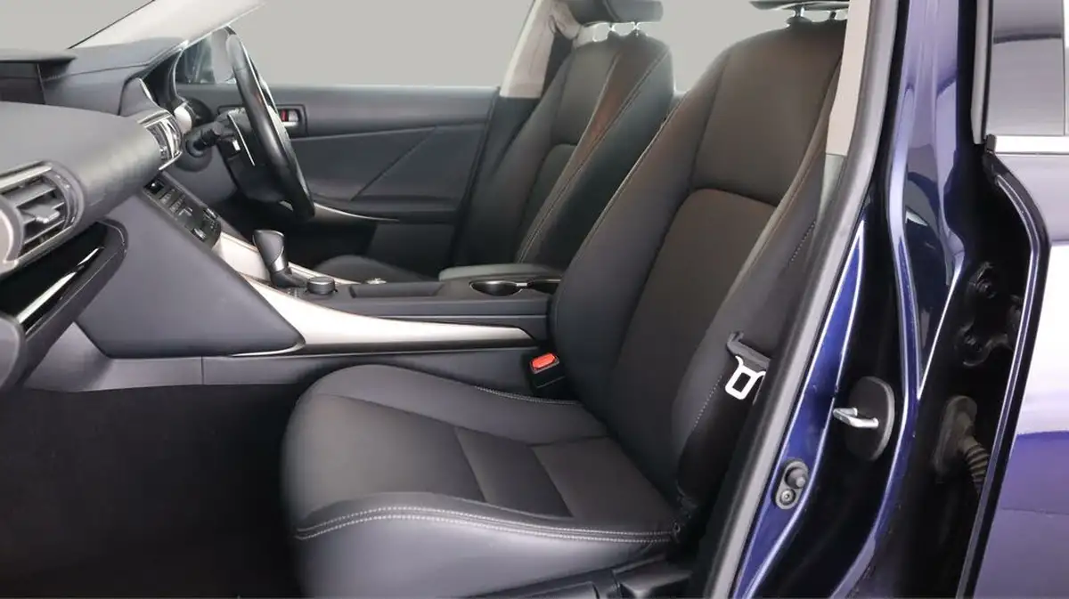 2019-lexus-is-300h-25-is-big-13