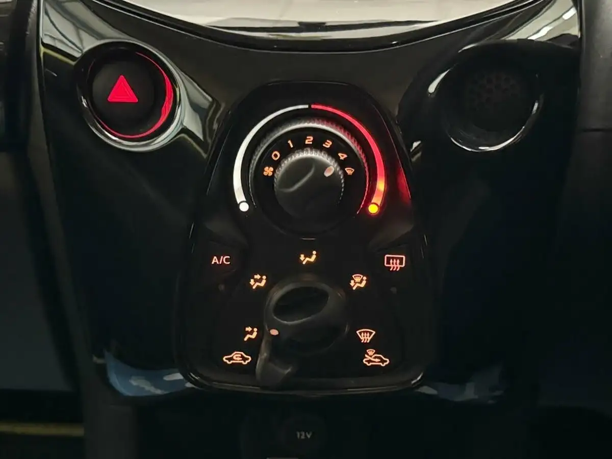 2016-toyota-aygo-10-vvt-i-x-cite-3-bi-tone-yellow-3d-big-28