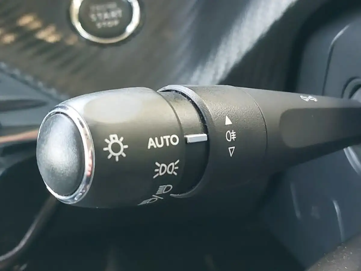 2021-peugeot-208-12-puretech-allure-100bhp-big-17