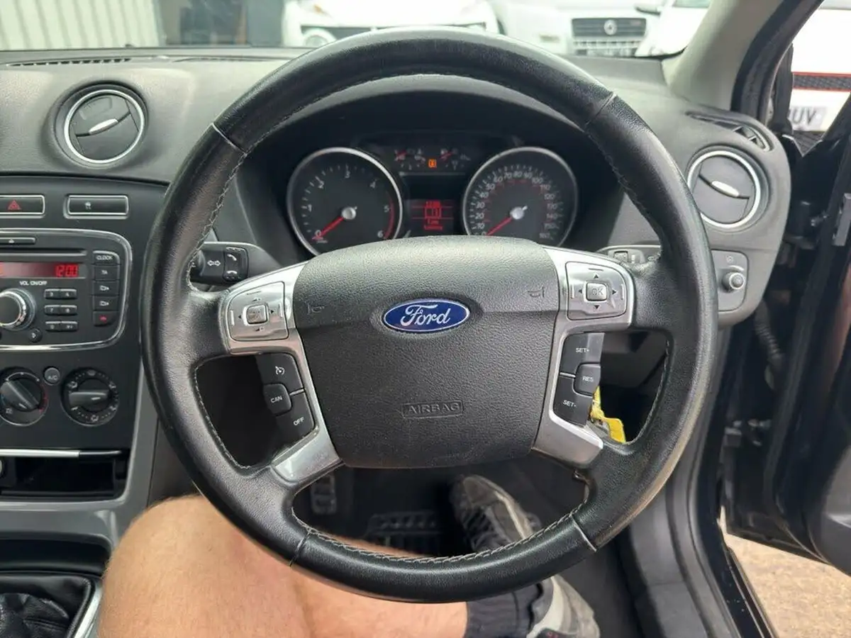2012-ford-mondeo-20tdci-edge-140-hatchback-big-23