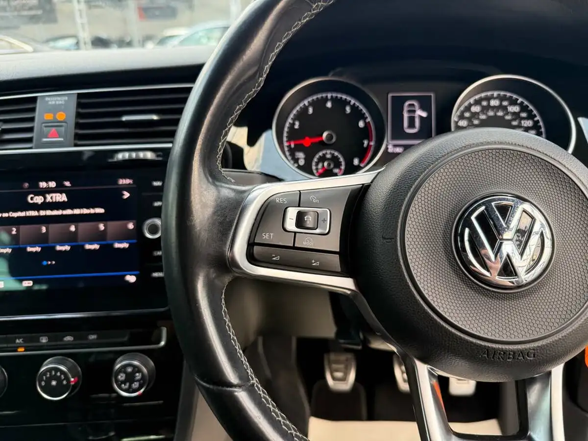 2017-volkswagen-golf-15-tsi-r-line-5d-big-21