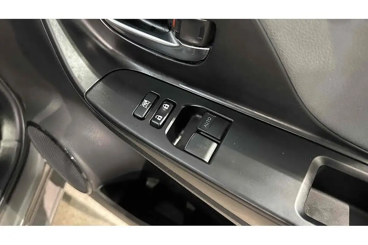 2019-toyota-yaris-15-vvt-i-icon-tech-98bhp-hybrid-1497cc-e-cvt-big-29