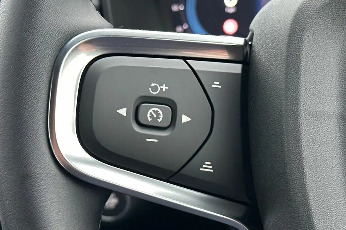 2024-volvo-xc40-20-b3-plus-big-10