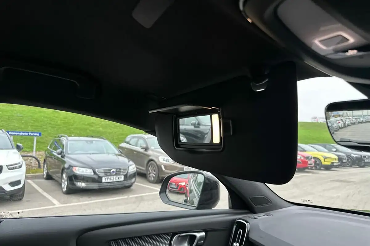2024-volvo-xc40-20-b3-plus-big-38