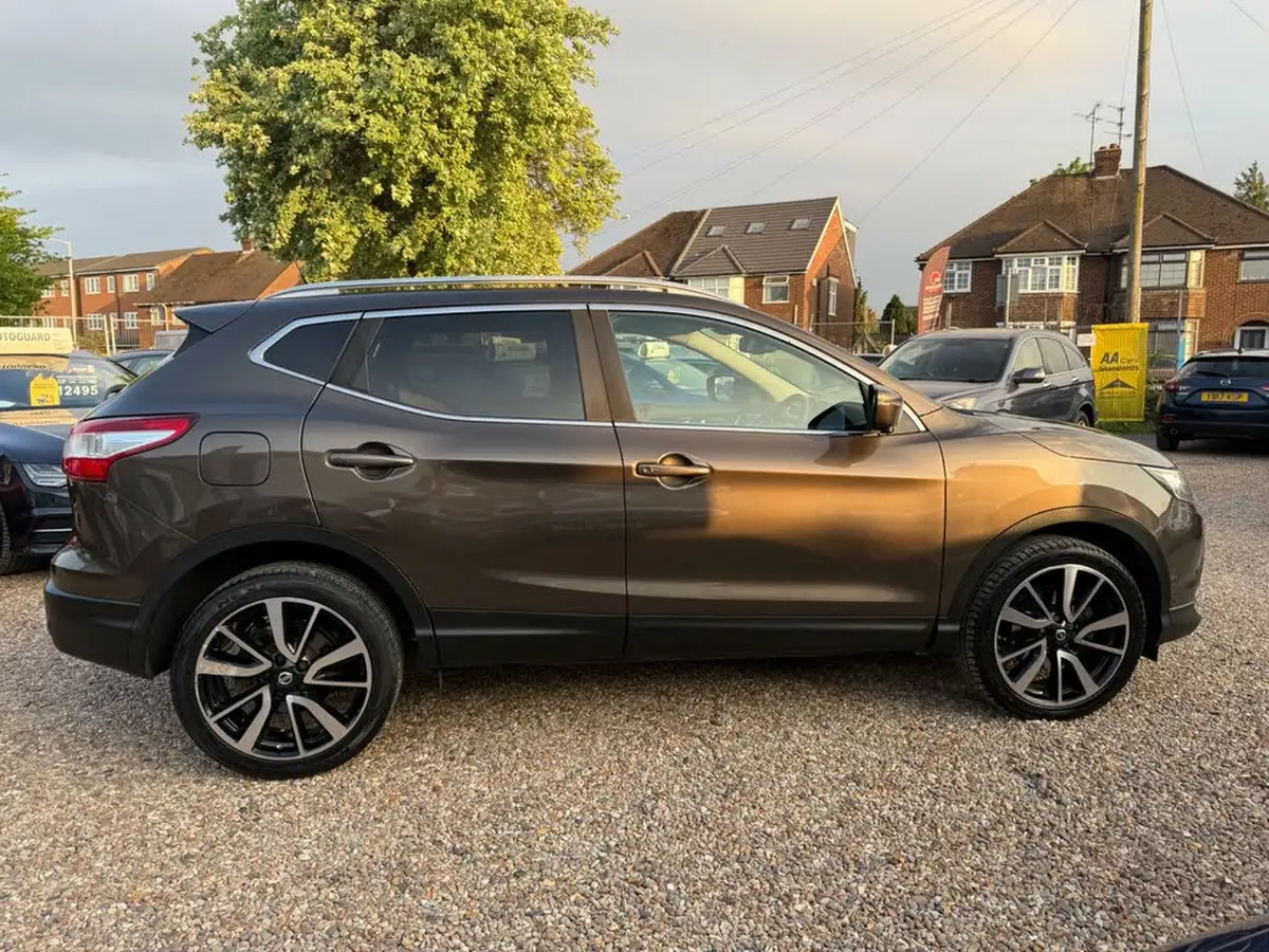 2015-nissan-qashqai-16-tekna-big-16