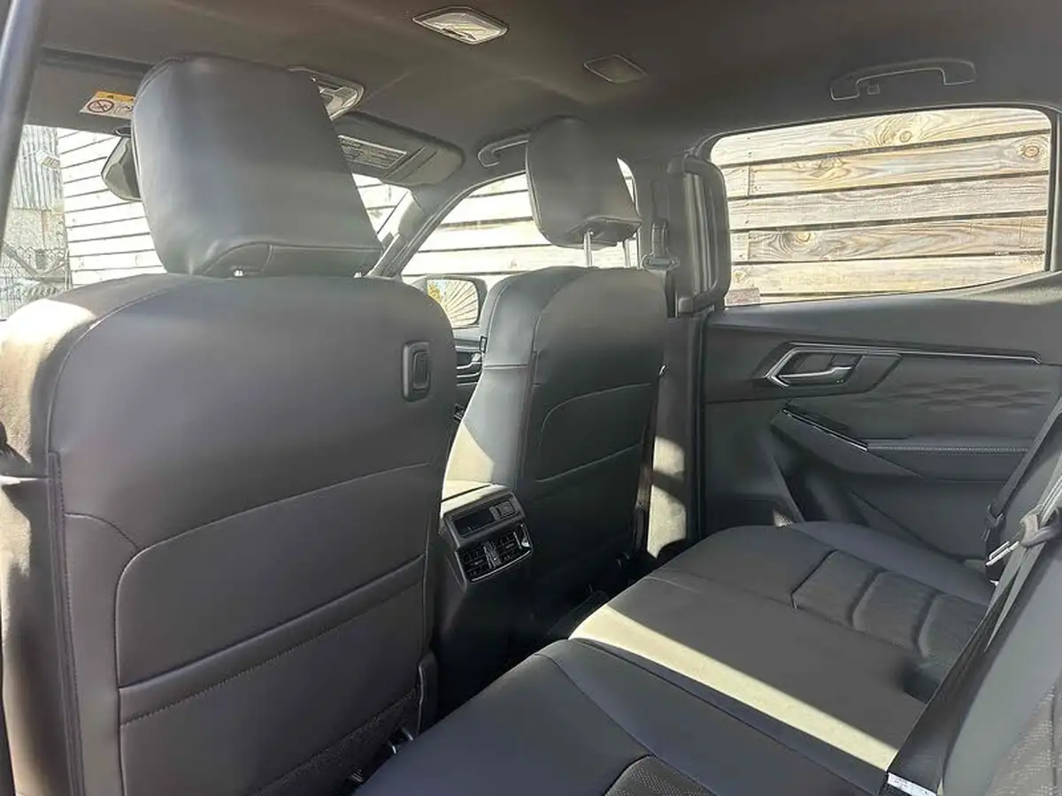 2025-isuzu-d-max-19td-v-cross-steel-edition-auto-big-22