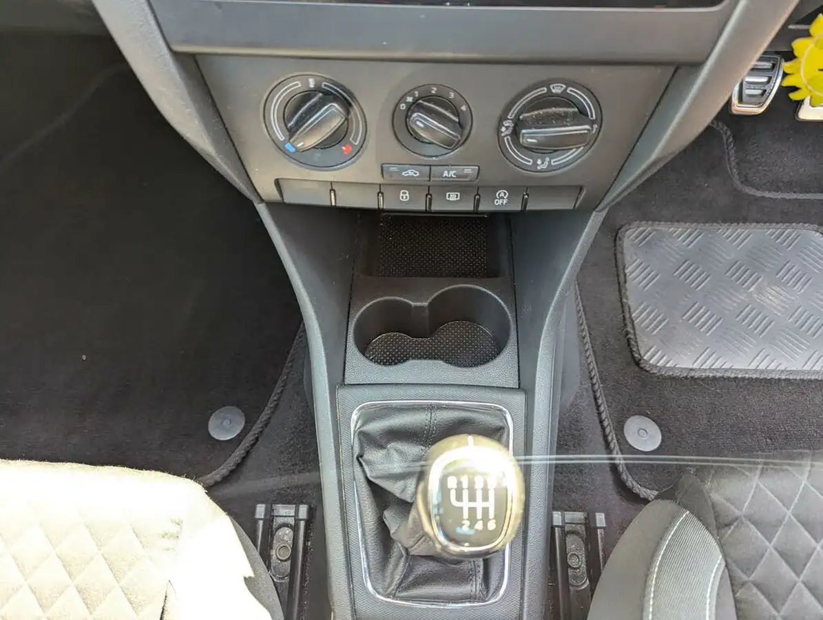 2017-skoda-rapid-12-tsi-sport-big-25