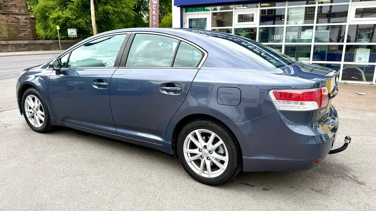 2010-toyota-avensis-big-4